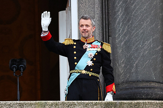 Nový dánský král Frederik X. zdraví poddané z balkónu paláce v Kodani. (14....
