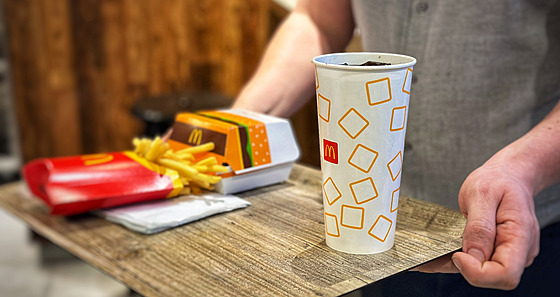 McDonalds se zbavuje plastových víek na nápoje. (15. ledna 2024)