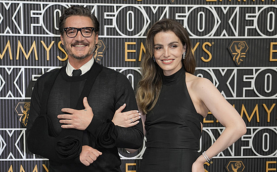 Pedro Pascal a jeho sestra Lux Pascalová na udílení cen Emmy (Los Angeles, 15....