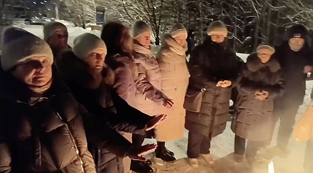 Desetitisíce Rusů zůstaly v mrazech bez tepla. Hřejí se u ohňů, prosí Putina