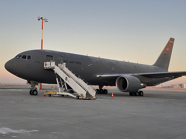 Unikátní návštěva letounu USAF v Praze, nad Severním mořem tankoval stíhačky