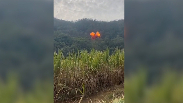 VIDEO: Pád čínské rakety překvapil vesničany. Trosky zapálily les