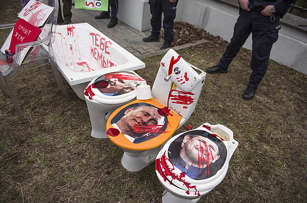 Kreml válčí i kvůli unisex WC. Není nad naše latríny, ušklíbají se Rusové