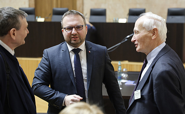 Kupní síla důchodců nepoklesla, hájil Jurečka u soudu nižší valorizaci penzí