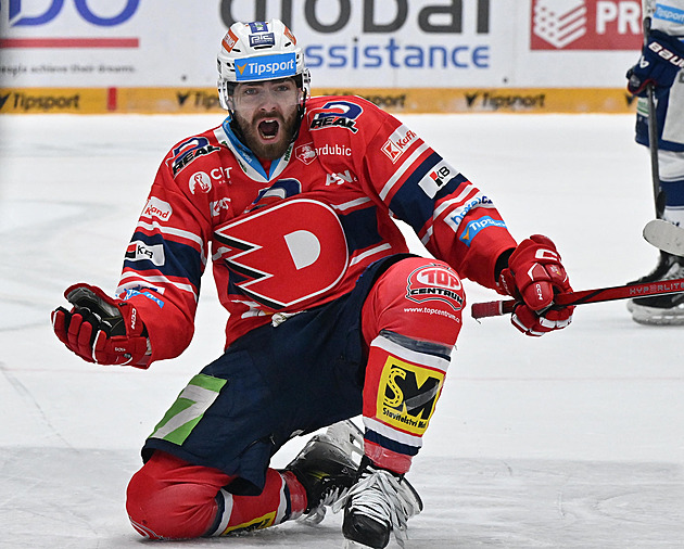 Kometa stáhla čtyřgólový náskok Pardubic, pak padla. Liberec porazil Třinec