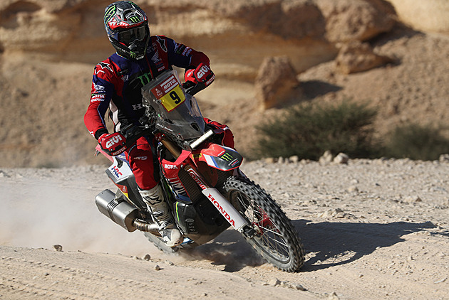 Motocyklista Michek se na Rallye Dakar vrátil do první desítky