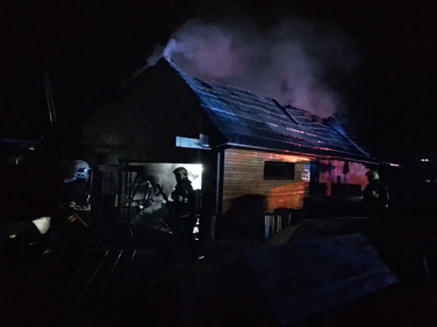 Požár zničil obytnou chatu, hasiči z ní stihli vynést tlakovou láhev