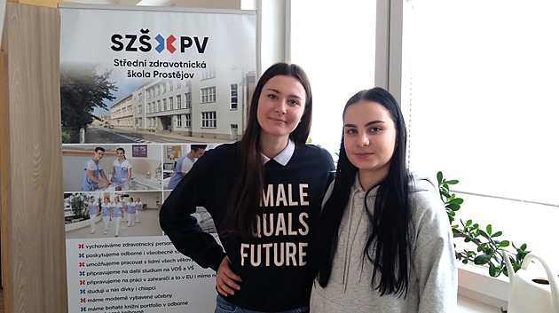 Studentky zdravotnické koly (zleva) Kateina Mezuliánková a Michaela Zajíková...