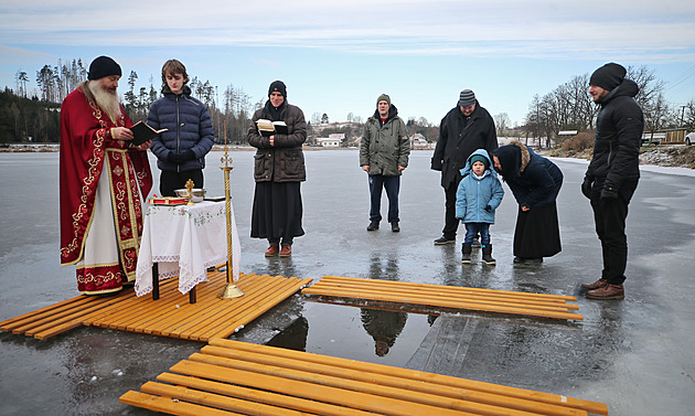 Pravoslavní na zamrzlém rybníku světili vodu, jeden věřící se do ní i ponořil