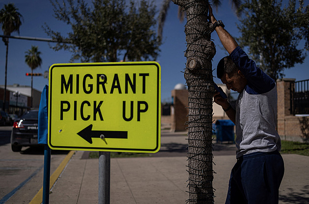 OBRAZEM: Migranti jako zbraň. Z Texasu je cíleně posílají do bašt demokratů