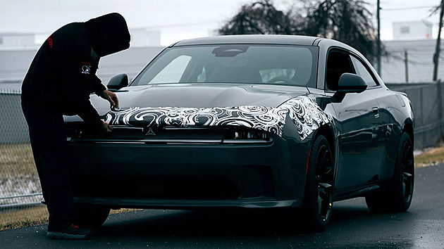 Dodge poodhaluje elektrosvalovce. Charger ovšem bude pálit i benzin