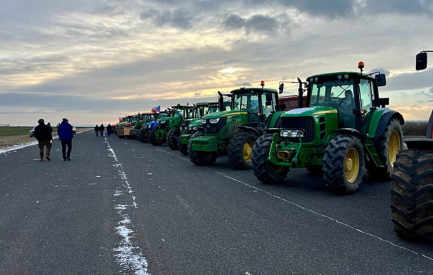 Traktory na dálnice nepustíme, varuje policie před pondělním protestem