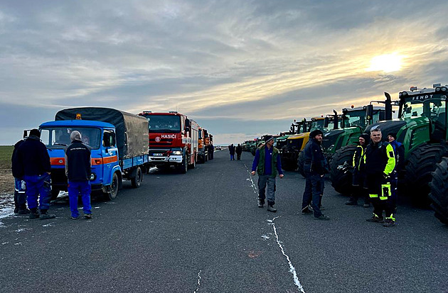 Čeští zemědělci vyrazili na protest jako Němci, kolona traktorů míří k přechodu