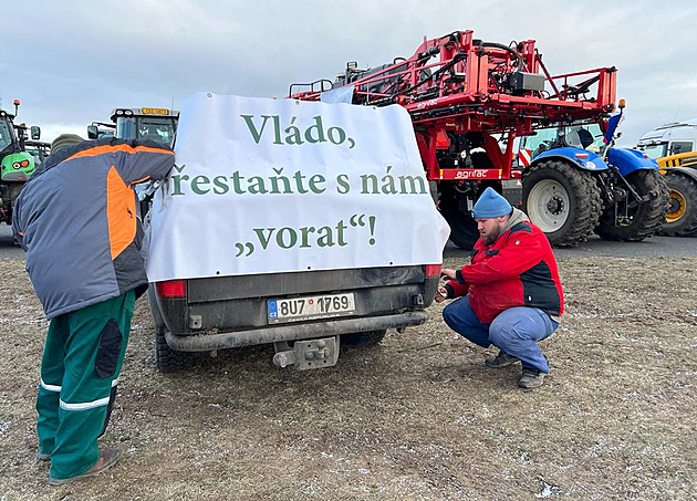 Čeští zemědělci vyjeli na protest jako Němci, kolona traktorů zamířila k přechodu