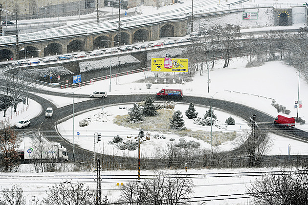 Oprava železničního mostu i důležité křižovatky. Řidiče v Ústí čekají potíže