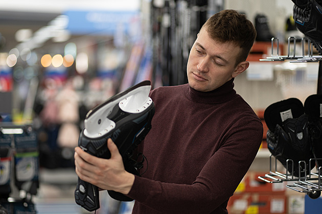 Lidé vyrážejí na nákupy s dárkovými kupony, obchodníkům pomáhá i počasí