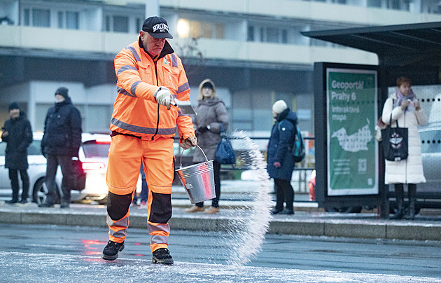 Silná ledovka pokryla silnice na Moravě, Vysočině a Pardubicku, přibylo nehod