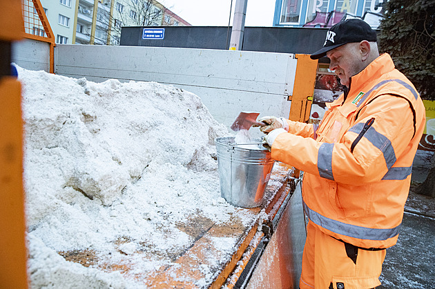 Tuny štěrku, splachování vozovek. Praha uklízí po náročné zimě