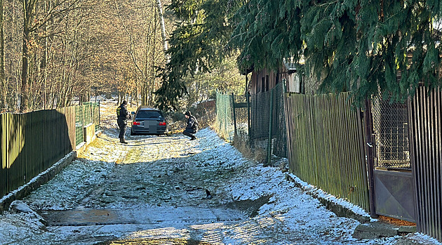 Bez řidičáku prchal až 180 km/h, policie ho dopadla díky zastavovacím pásům