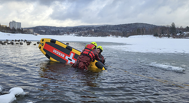 Hasiči cvičili záchranu z ledu na přehradě, nasadili i nový paddleboard