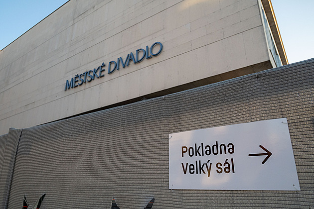 Fasáda zlínského divadla pot�ebuje kompletní vým�nu oblo�ení. (leden 2024)