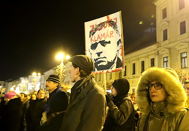 Nedáme si ukrást Slovensko. Proti Ficovi navzdory mrazu protestovalo 17 měst
