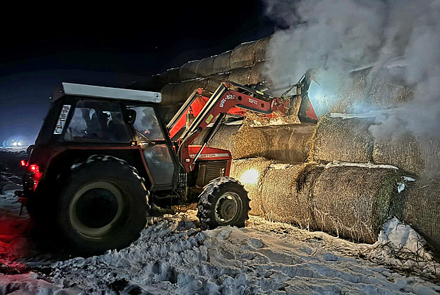 Na zmrzlém poli hořel stoh slámy. Hasiči uchránili 400 balíků, škoda je 150 tisíc