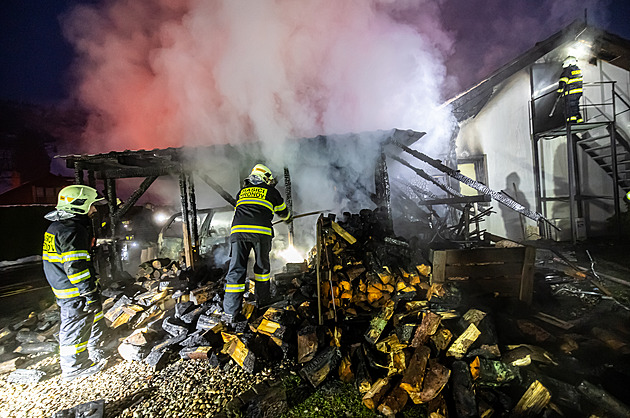 Při požáru shořel přístřešek s autem, oheň se rozšířil i na podkroví domu