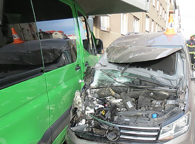 Nepozorný řidič naboural dva přívěsy, auto i dům. Způsobil škodu za milion