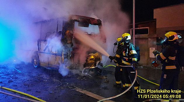 V Líních u Plzně shořel autobus, jeho řidič měl pozitivní test na alkohol