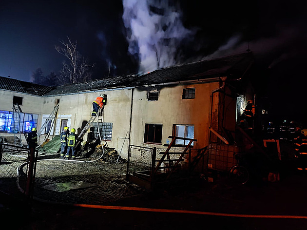 Ubytovnu zachvátily plameny, lidé včas utekli. Hořet začalo zřejmě od kamen