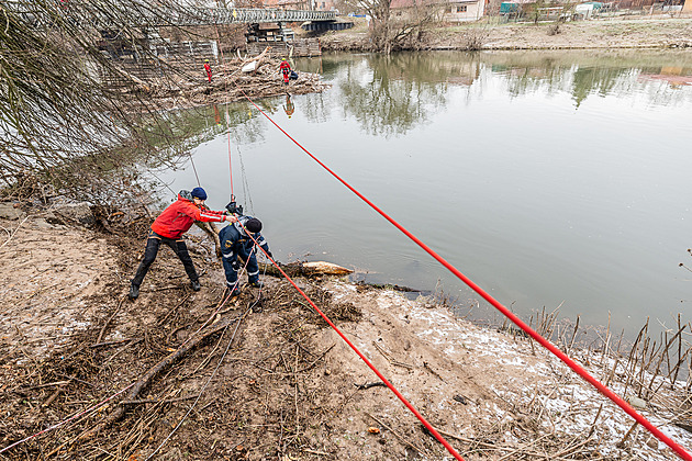 Hasiči likvidovali klády zatarasené před mostem, po ostrově z nánosu chodili