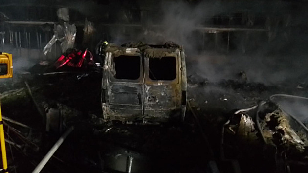 V Mlékojedech vyhořel autoservis, z haly hasiči zachránili psa