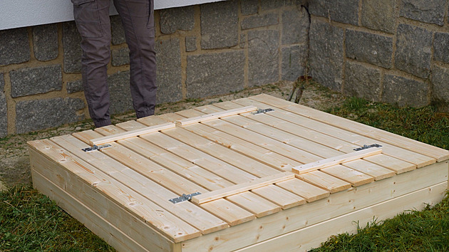 Vyrobte dětem pískoviště s poklopem a lavičkou. Co kutíte v zimě v dílně vy?