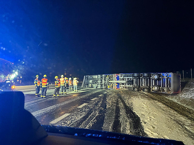 Nehoda kamionu uzavřela dálnici D7 u Postoloprt, počasí komplikuje dopravu