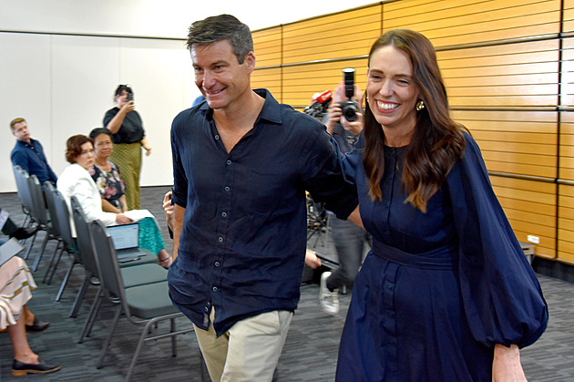 Bývalá novozélandská premiérka Ardernová se vdala. Ano řekla otci své dcery