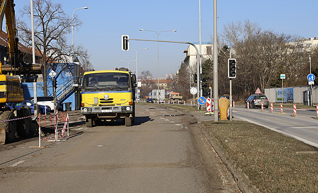 Oputné stavební stroje a nikde nevidt ádného dlníka. Tak zachytil fotograf...