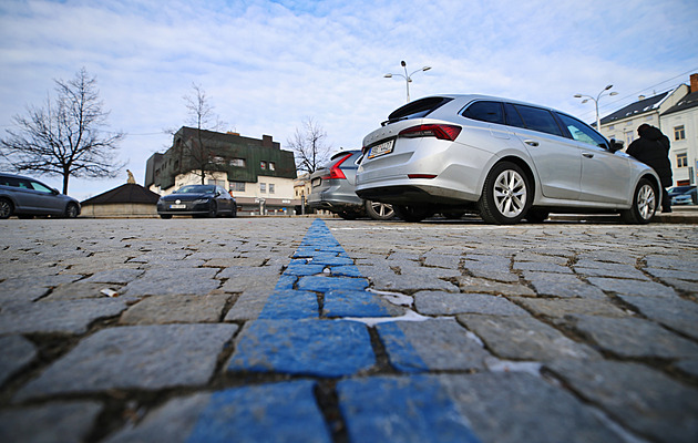Jihlava rozšiřuje zpoplatněné parkovací zóny. Zavede novou aplikaci i SMS