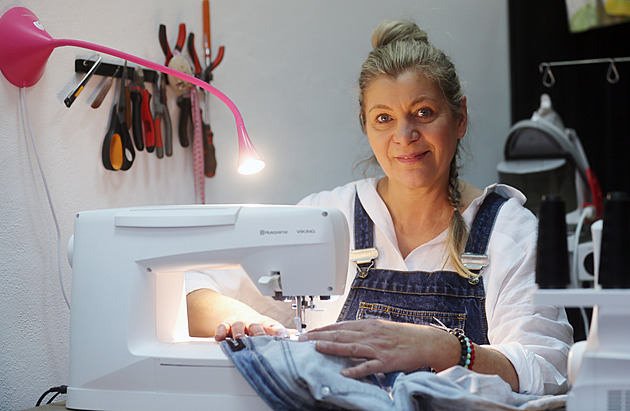 Po padesátce přišla o práci, otevřela si Zašívárnu. Lidé si opravnu šatů oblíbili