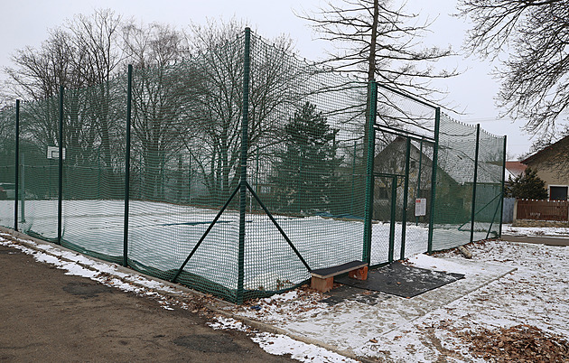Lidé si z kurtu udělali kluziště. Řád to zakazuje, řeklo město a bruslaře vyhnalo