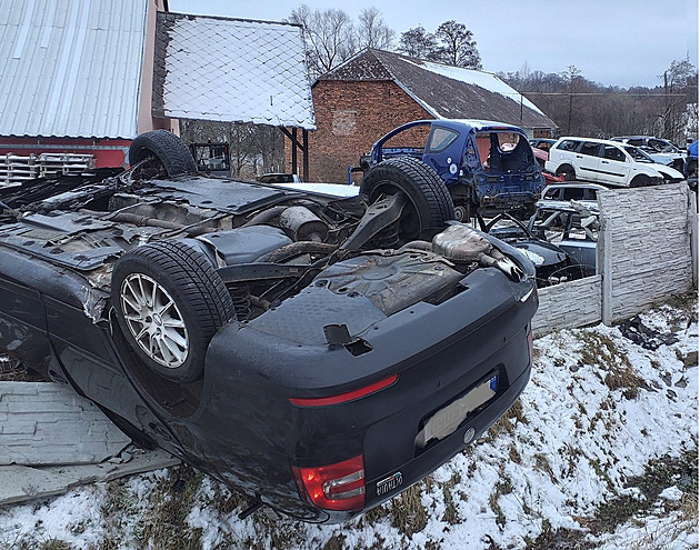 Jeden opilý řidič skončil v plotu autovrakoviště, druhého tahali z příkopu