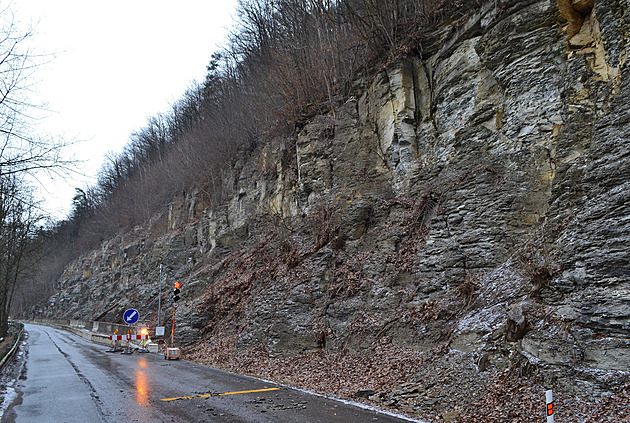 Na silnici u Brandýsa nad Orlicí zase padá kamení, skálu prohlédnou geologové