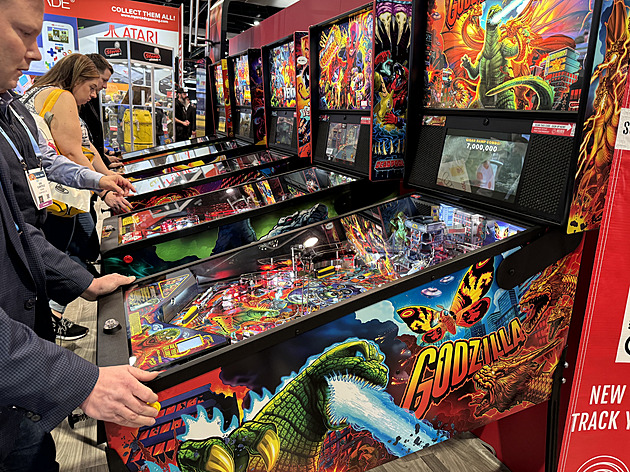 Na největším technologickém veletrhu zářilo pinballové herní retro