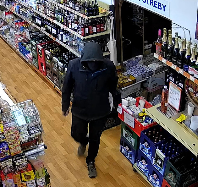 Maskovaný muž vyloupil obchod, nožem bodal do pultu a vyhrožoval prodavači