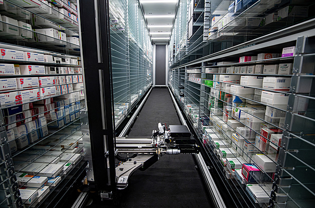 Lékárníkům v Ostravě pomáhá nový robot, za směnu uloží a vydá osm tisíc léků