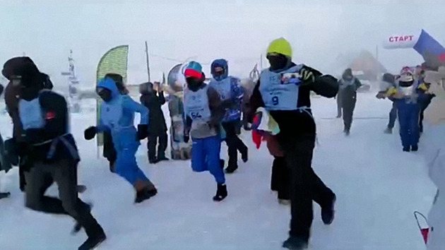 VIDEO: Zabaleni od hlavy až k patě. Na Sibiři se běžel maraton v minus 52 stupních