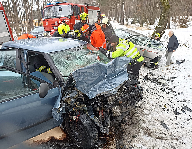 Řidička přejela do protisměru, po čelním střetu zemřela spolujezdkyně