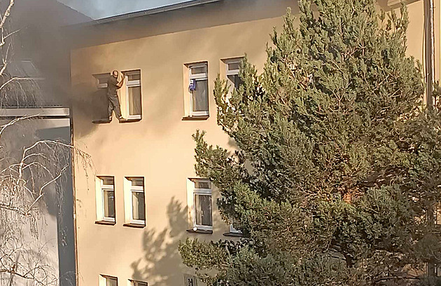V Kralupech nad Vltavou hořela ubytovna, záchranáři ošetřili sedm lidí