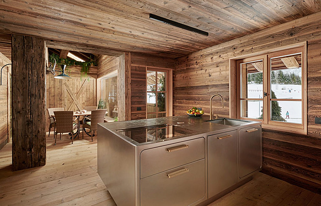 Do horské chaty dostala před dřevem přednost kuchyň z oceli