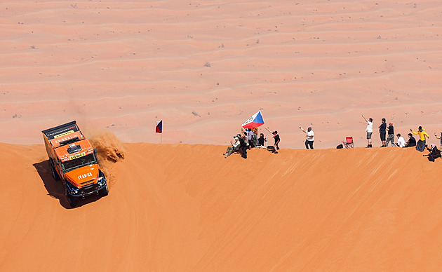 Macík vyhrál na Dakaru dvoudenní etapu a vede mezi kamiony, Prokop už je sedmý